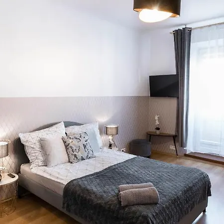 Clicktheflat Royal Route Warecka *