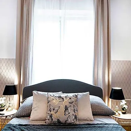 Clicktheflat Royal Route Warecka