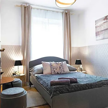 Clicktheflat Royal Route Warecka