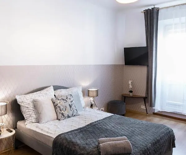 Clicktheflat Royal Route Warecka *